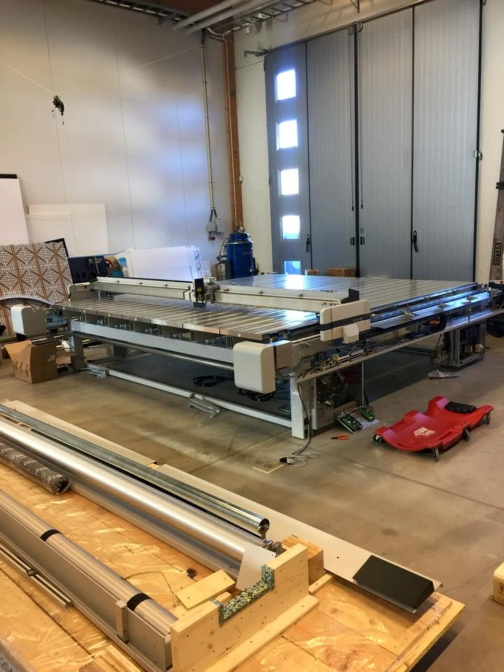 CNC-fräsmaskin i verkstad med stora skjutdörrar i bakgrunden.